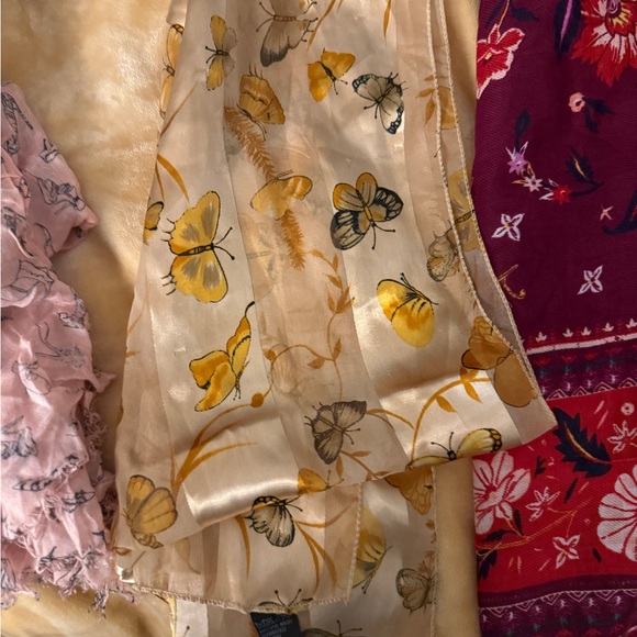 Assorted Patterned Scarves Collection - Picture 5 of 6